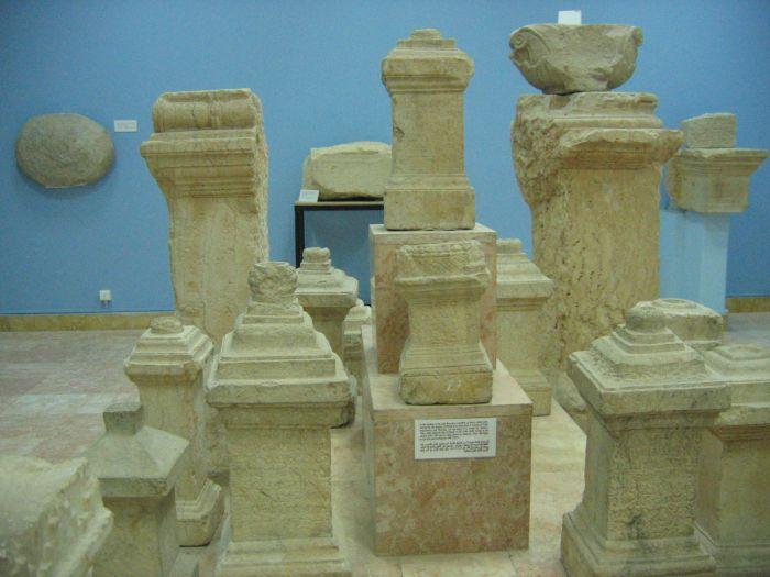 Ołtarze z formułą: Błogosławione jego imię na wieki w Muzeum w Palmyrze. Fot. Aleksandra Kubiak-Schneider