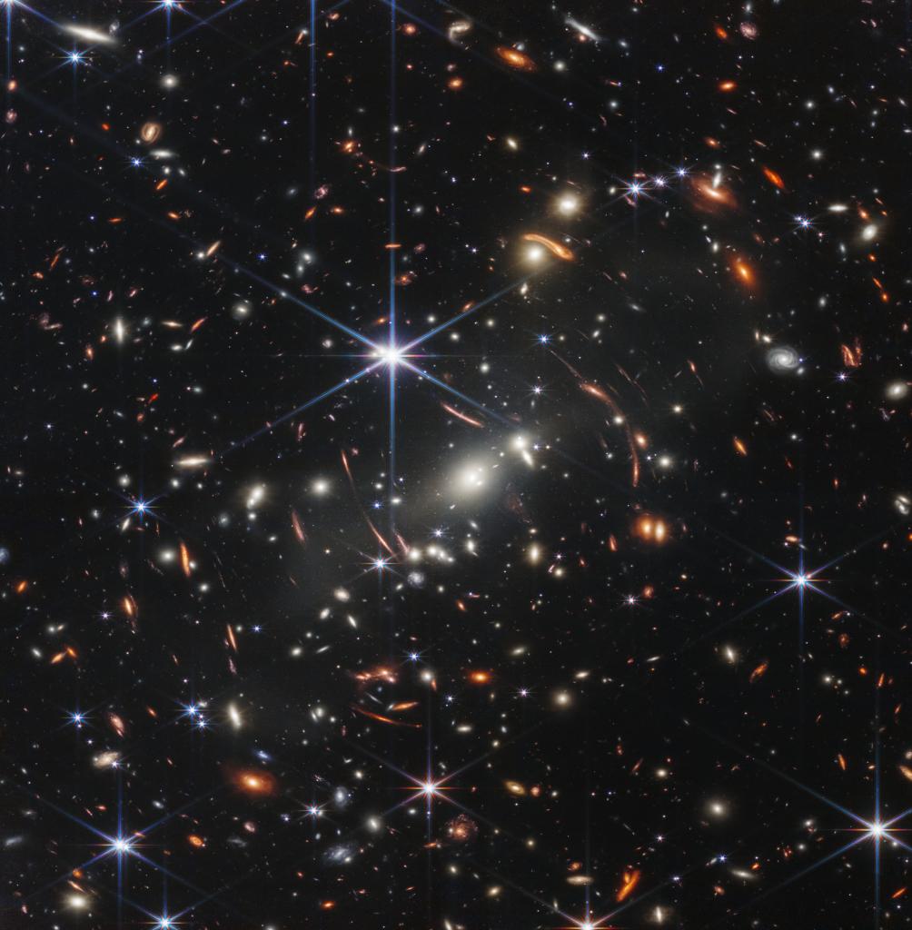 Gromada galaktyk SMACS 0723 i soczewkowanie grawitacyjne. Zdjęcie w podczerwieni z Kosmicznego Teleskopu Jamesa Webba. Źródło: NASA, ESA, CSA, STScI.