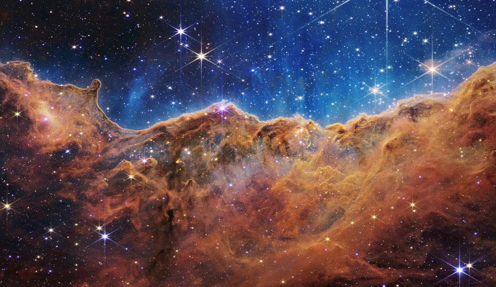 Fragment Mgławicy Carina sfotografowany w podczerwieni przez Kosmiczny Teleskop Jamesa Webba. Źródło: NASA, ESA, CSA, STScI.