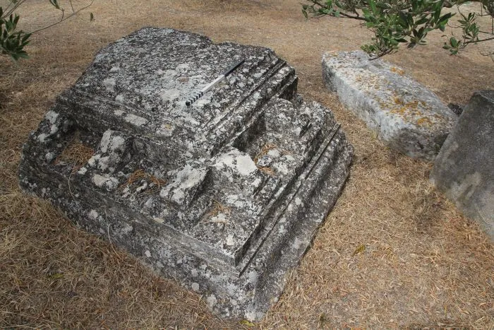 Fragment dekorowanego belkowania monumentalnej rzymskiej świątyni odkopany na średniowiecznym cmentarzu w latach 50 -tych w rejonie kościoła w Danilo. Fot. F. Welc