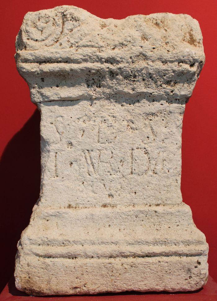 Iskrybowny rzymski ponik nagrobny znaleziony w trakcie wykopalisk z lat 50 – tych w pobliżu kościoła w Danilo, obecnie przechowywany w Muzeum w Szybeniku. Fot. F. Welc