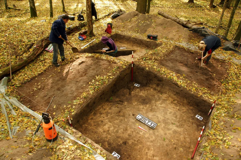 Badania wczesnośredniowiecznego kurhanu w uroczysku Szczekotowo. Jesień 2014 r. Fot. D. Krasnodębski