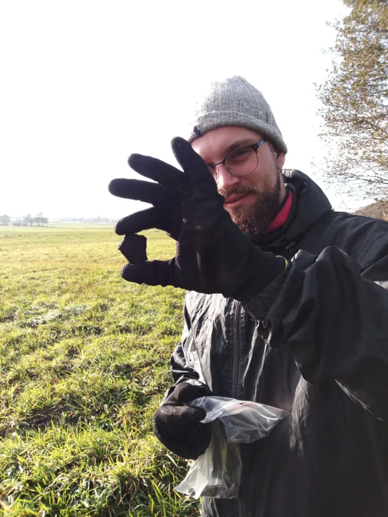 Ceramika odkryta w jednym z kretowisk na wyspie. Fot. J Niebieszczański