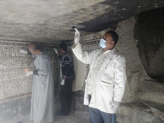 Egipscy konserwatorzy przy pracach nad konserwacją komory grobowca Meru fot-A.Stupko-Lubczynska - UW