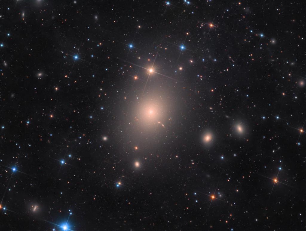 Messier 87 – Gigantyczna galaktyka eliptyczna z centralnym dżetem i jasnymi gromadami kulistymi. Rolf Wahl Olsen (Nowa Zelandia/New Zealand)