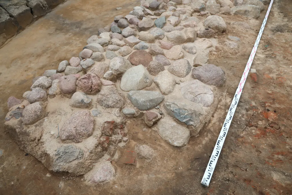 Białystok, 08.08.2023. Dziedziniec paradny Pałacu Branickich w Białymstoku, na którym trwają badania archeologiczne. Fot. PAP/Artur Reszko