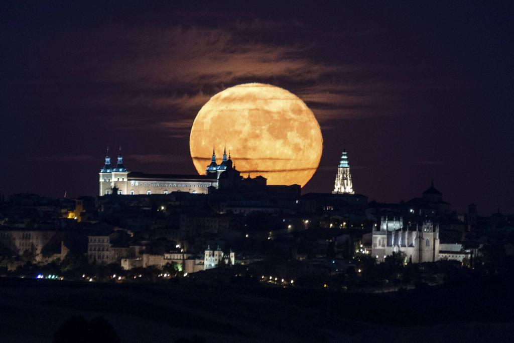 Księżyc w Toledo w Hiszpanii. Fot. EPA/Ismael Herrero 31.08.2023