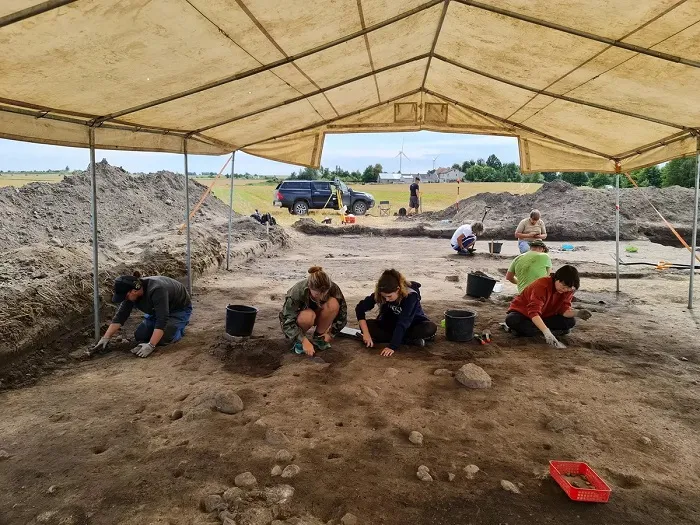 Badania w Ostrowitem - czyszczenie wykopu do dokumentacji. Źródło: Instytut Archeologii UŁ