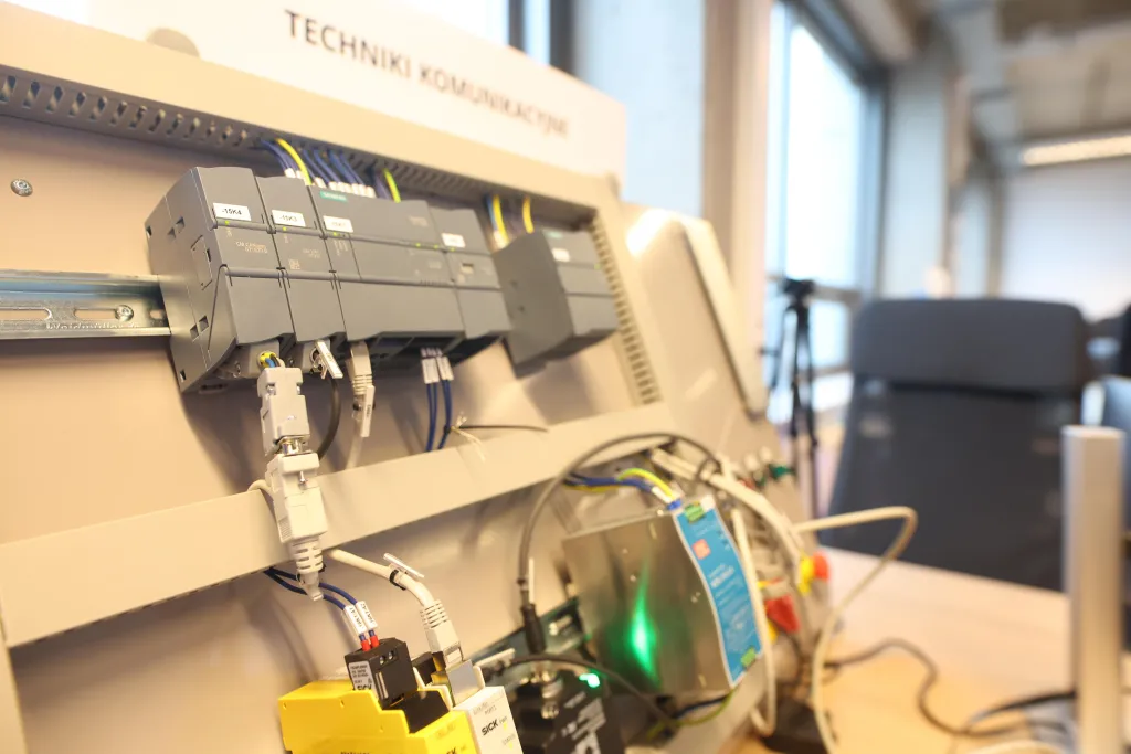 15.12.2023.Otwarcie Laboratorium Autonomicznych Robotów Mobilnych na Politechnice Śląskiej w Gliwicach, 15 bm. gdzie przyszli inżynierowie będę mieli dostęp do najnowszych technologii w dziedzinie robotyki mobilnej i intralogistyki. (aldg) PAP/Zbigniew Meissner