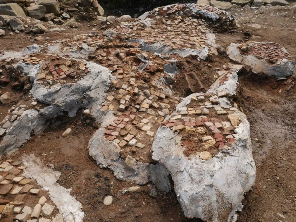 Fragmenty mozaiki zabezpieczonej in situ. Fot. Radosław Karasiewicz-Szczypiorski