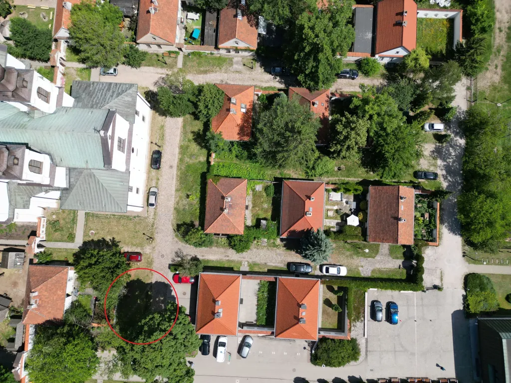 Widok na zespół klasztorny na Bielanach z powietrza. Czerwonym okręgiem zaznaczono obszar badań, jedynie niezabudowane miejsce. Fot. F. Welc