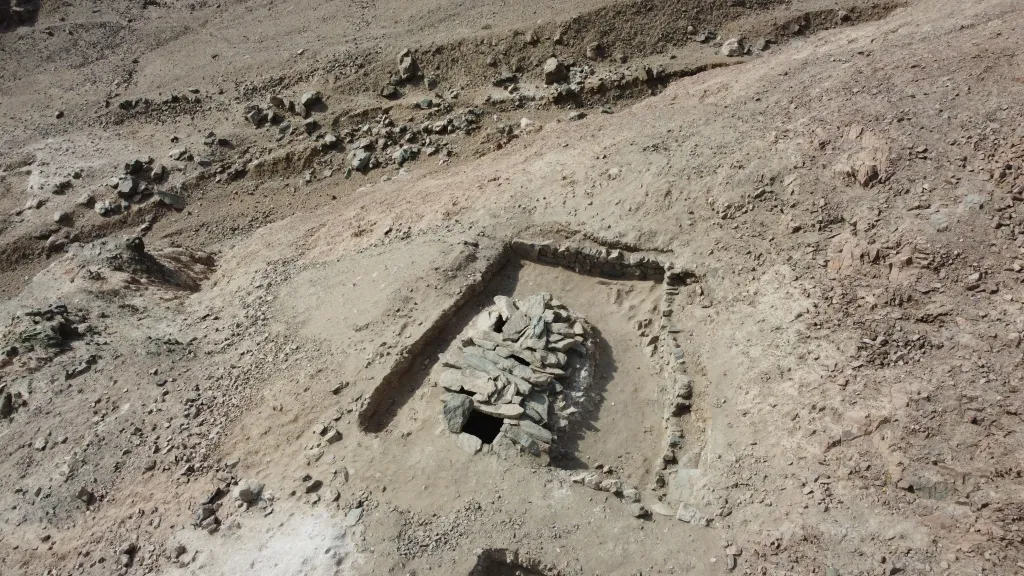 Wyrabowany kamienny grobowiec, prawdopodobnie cywilizacji Huari (600- 1000 n.e.). Źródło: prof. Józef Szykulski