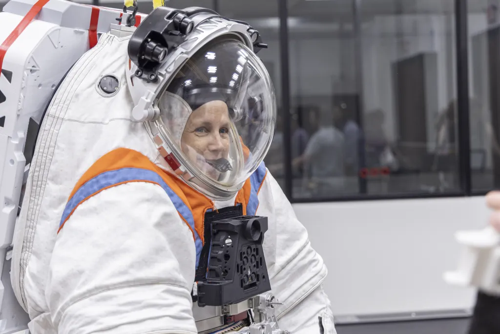 Skafander ciśnieniowy EVA Gemini (ang. ExtraVehicular Activity, aktywność poza statkiem kosmicznym). Zdjęcie dzięki uprzejmości Axiom Space.
