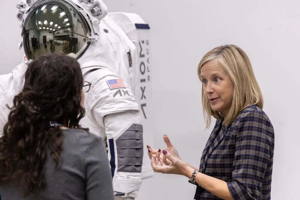 Michelle Stein i opracowany przez jej zespół skafander ciśnieniowy EVA Gemini (ang. ExtraVehicular Activity, aktywność poza statkiem kosmicznym).Zdjęcie dzięki uprzejmości Axiom Space.