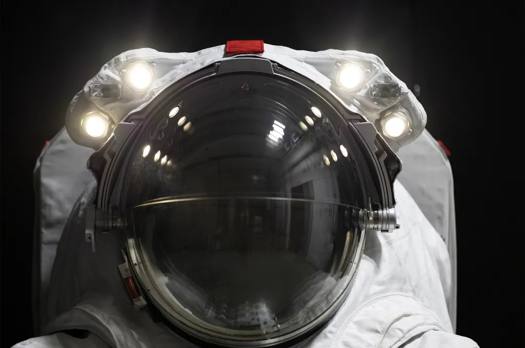 Skafander AxEMU (ang. Extravehicular Mobility Unit, jednostka mobilności poza statkiem kosmicznym). Zdjęcie dzięki uprzejmości Axiom Space.