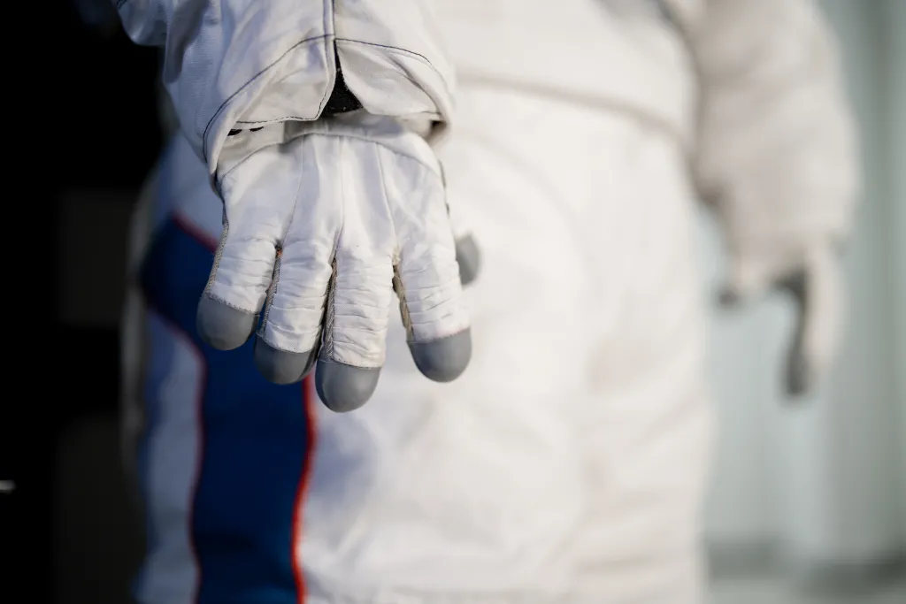 Skafander AxEMU (ang. Extravehicular Mobility  Unit, jednostka mobilności poza statkiem kosmicznym). Zdjęcie dzięki uprzejmości Axiom Space.