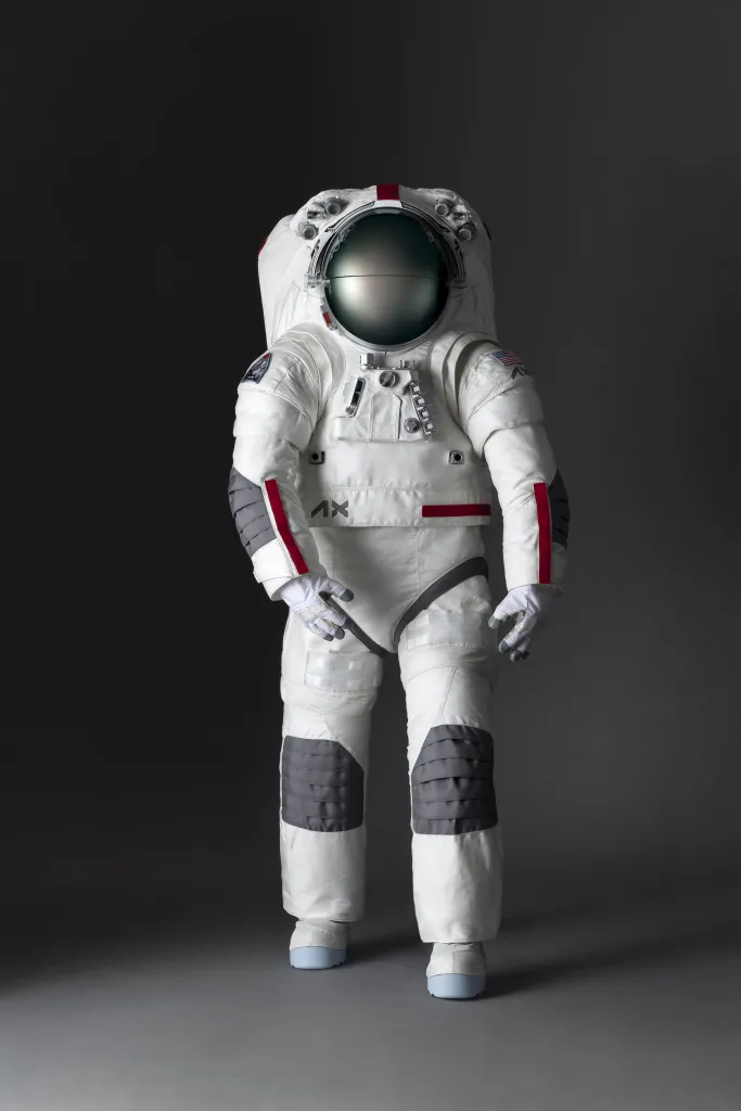 Skafander AxEMU (ang. Extravehicular Mobility Unit, jednostka mobilności poza statkiem kosmicznym). Zdjęcie dzięki uprzejmości Axiom Space.