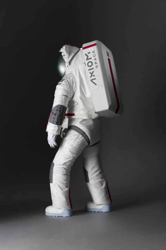 Skafander AxEMU (ang. Extravehicular Mobility Unit, jednostka mobilności poza statkiem kosmicznym). Zdjęcie dzięki uprzejmości Axiom Space.