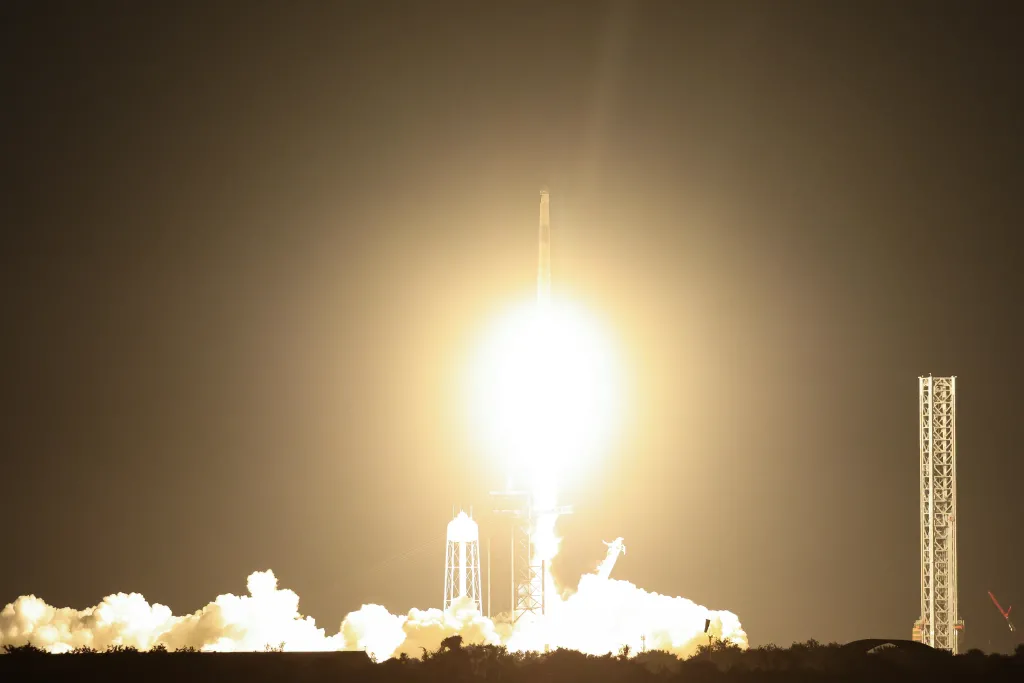 Floryda, 25.06.2025. Start rakiety Falcon 9 z kapsułą Crew Dragon z Centrum Kosmicznego Johna F. Kennedy’ego na przylądku Canaveral na Florydzie, 25 bm. W ramach misji Axiom-4 rakieta zabrała czwórkę astronautów, w tym Sławosza Uznańskiego-Wiśniewskiego na Międzynarodową Stację Kosmiczną (ISS). (amb) PAP/Leszek Szymański