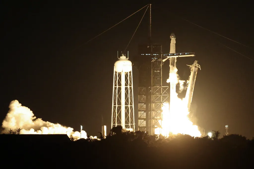 Floryda, 25.06.2025. Start rakiety Falcon 9 z kapsułą Crew Dragon z Centrum Kosmicznego Johna F. Kennedy’ego na przylądku Canaveral na Florydzie, 25 bm. W ramach misji Axiom-4 rakieta zabrała czwórkę astronautów, w tym Sławosza Uznańskiego-Wiśniewskiego na Międzynarodową Stację Kosmiczną (ISS). (amb) PAP/Leszek Szymański