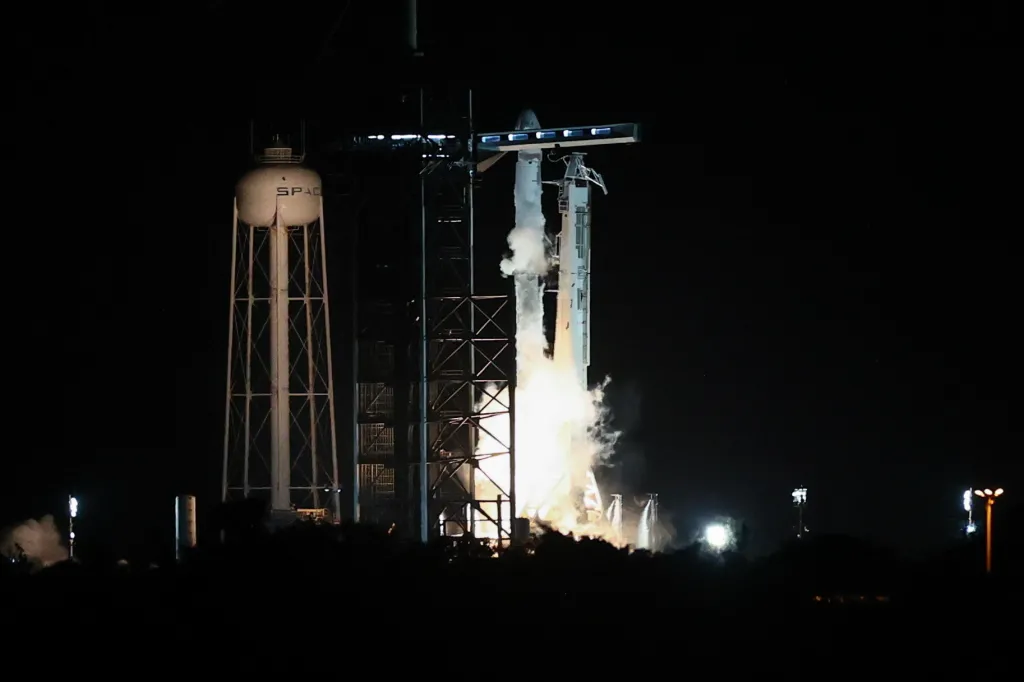 Floryda, 25.06.2025. Start rakiety Falcon 9 z kapsułą Crew Dragon z Centrum Kosmicznego Johna F. Kennedy’ego na przylądku Canaveral na Florydzie, 25 bm. W ramach misji Axiom-4 rakieta zabrała czwórkę astronautów, w tym Sławosza Uznańskiego-Wiśniewskiego na Międzynarodową Stację Kosmiczną (ISS). (amb) PAP/Leszek Szymański