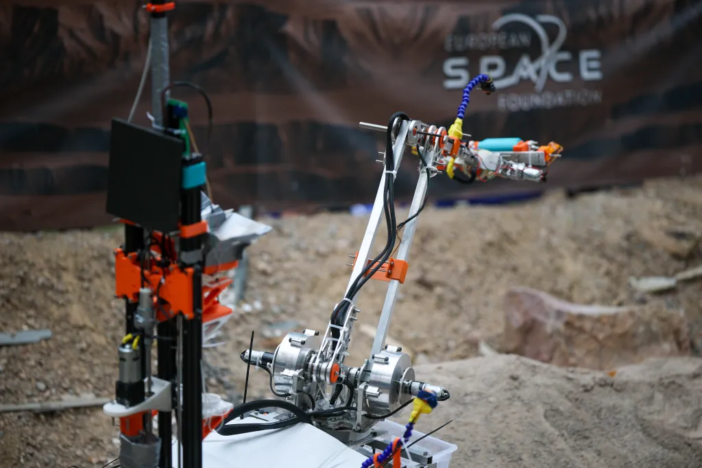  Kraków, 29.08.2025. 11. edycja zawodów łazików marsjańskich European Rover Challenge na terenie Akademii Górniczo-Hutniczej w Krakowie. PAP/Łukasz Gągulski