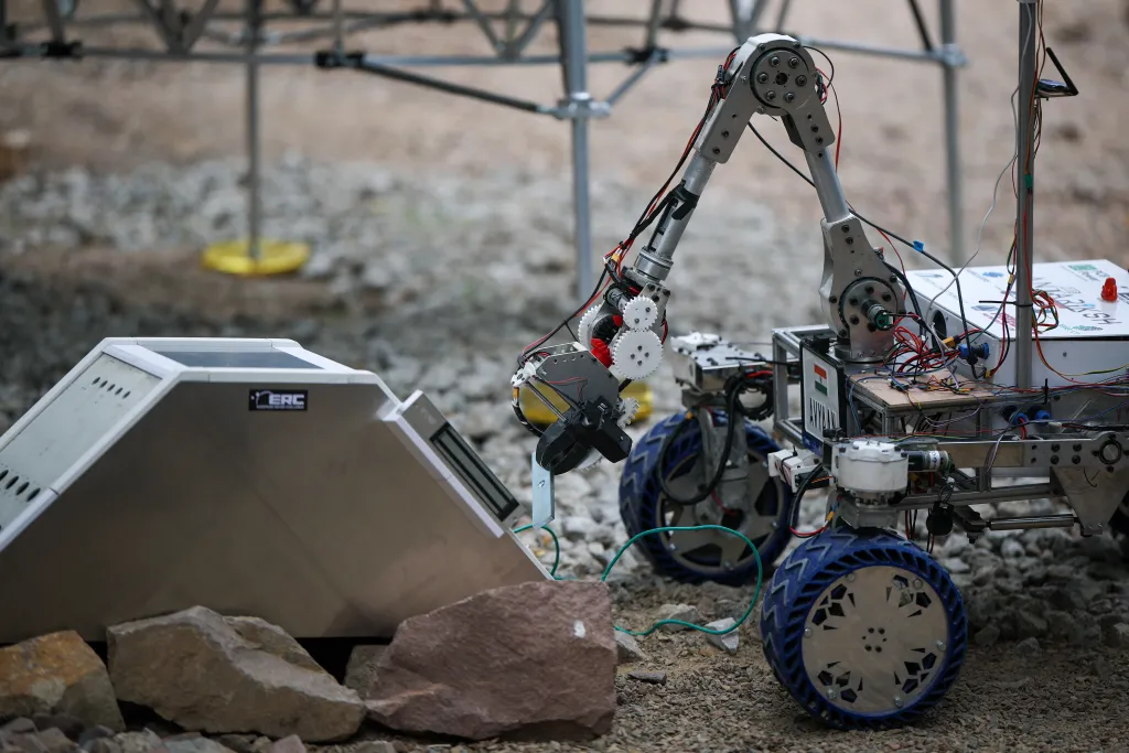  Kraków, 29.08.2025. 11. edycja zawodów łazików marsjańskich European Rover Challenge na terenie Akademii Górniczo-Hutniczej w Krakowie. PAP/Łukasz Gągulski