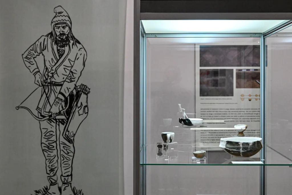 25.11.2025. Otwarcie wystawy „Grodzisko w Chotyńcu. Zachodnia Brama Scytii” w budynku głównym Muzeum Narodowego Ziemi Przemyskiej. PAP/Darek Delmanowicz