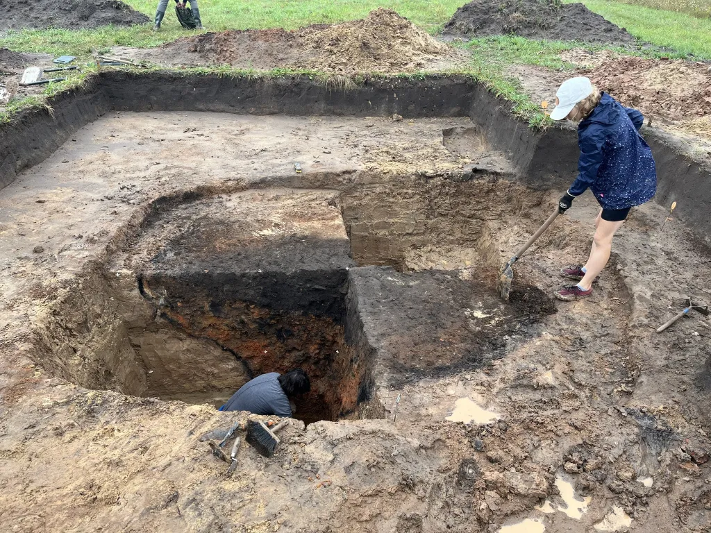 Piec do produkcji wapna z przełomu er. Wapno miało liczne zastosowania. Służyło między innymi do bielenia ścian domów oraz wykorzystywano je w procesie garbowania skór. Fot. Agata Wiśniewska