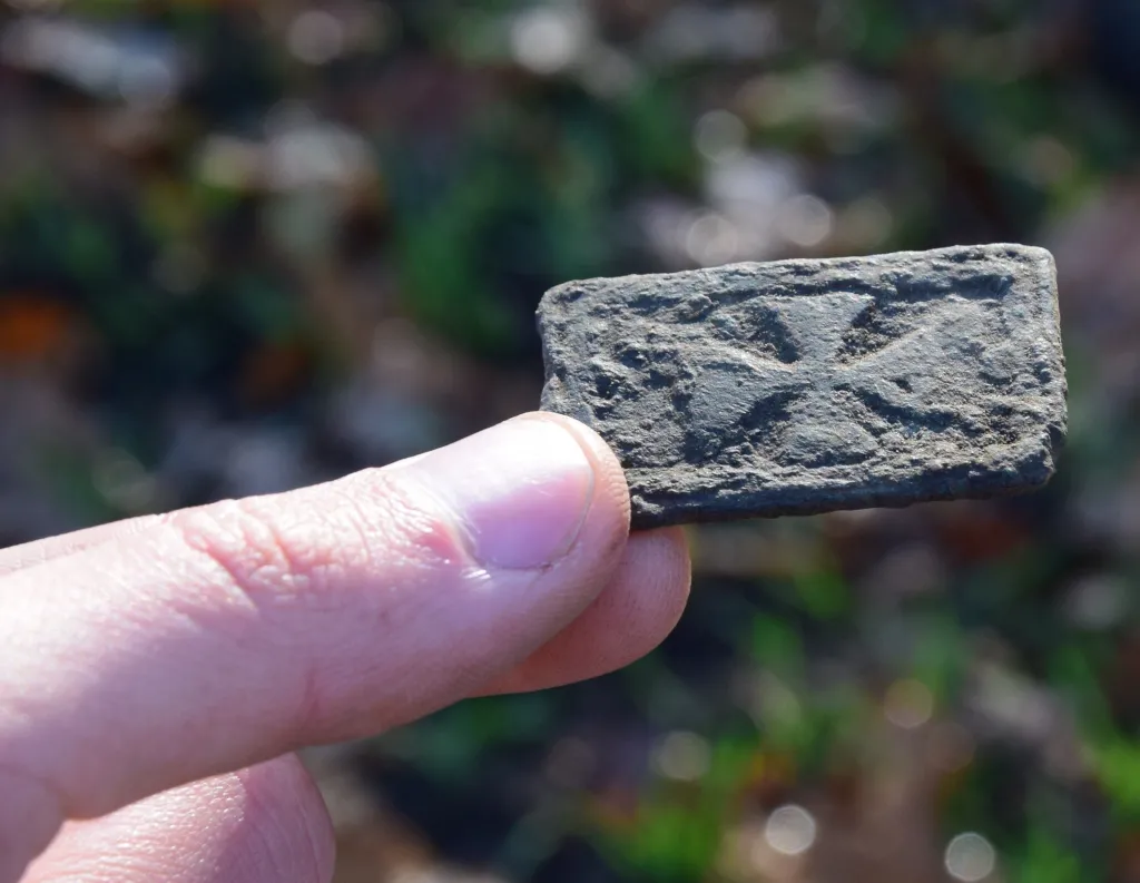 Stare miasto - okucie pasa rycerskiego. Fot. A. Koperkiewicz, K. Niedźwiecki, M. Marczewski, P. Wroniecki.  Źródło: Instytut Archeologii UG