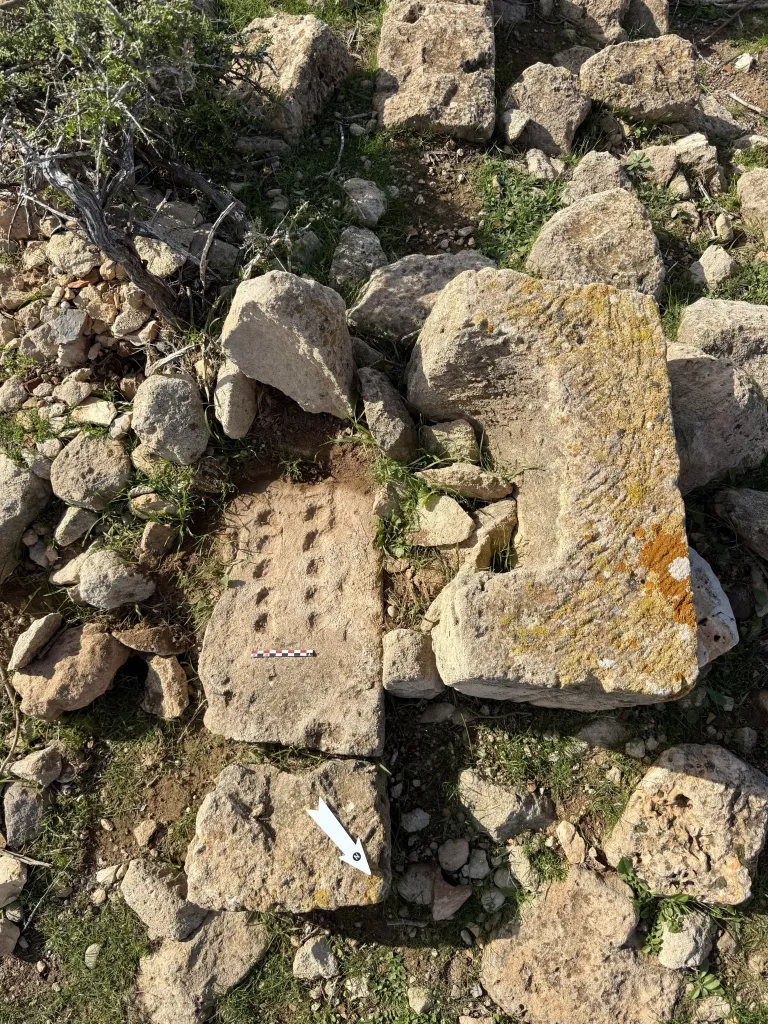 Plansza wyryta w bloku kamiennym znalezionym we wschodniej części miasta (fot. Zofia Kowarska)