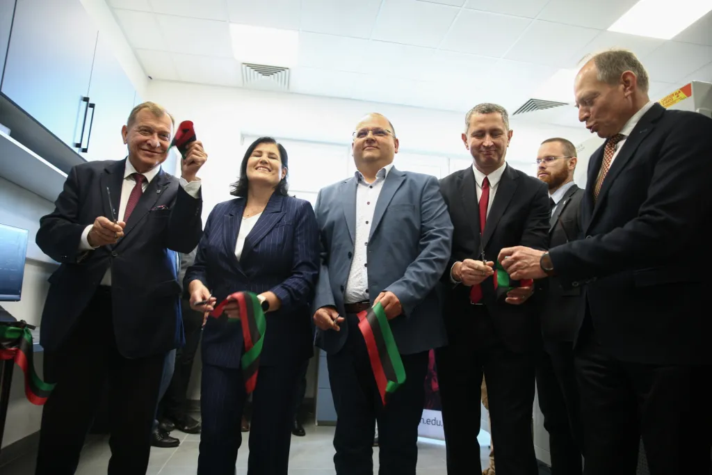 Kraków, 29.05.2026. Od frontu, od lewej: rektor AGH prof. dr hab. inż. Jerzy Lis, dziekan Wydzialu Inzynierii Metali i Informatyki Przemyslowej prof. dr hab. inż. Agnieszka Kopia, kierujący pracami laboratorium dr hab. inż. Sebastian Wroński z Katedry Fizyki Materii Skondensowanej WFiIS, dziekan WFiIS prof. dr hab. inż. Bartłomiej Szafran oraz prorektor AGH ds. Nauki AGH prof. dr hab. Marek Gorgoń podczas otwarcia Laboratorium Zaawansowanych Technik Rentgenowskich na Wydziale Fizyki i Informatyki Stosowanej AGH w Krakowie, 29 bm. Nowe laboratorium oferuje dostęp do wiązki promieniowania rentgenowskiego o parametrach dostępnych dotychczas przede wszystkim w wyspecjalizowanych ośrodkach synchrotronowych. (jm) PAP/Łukasz Gągulski