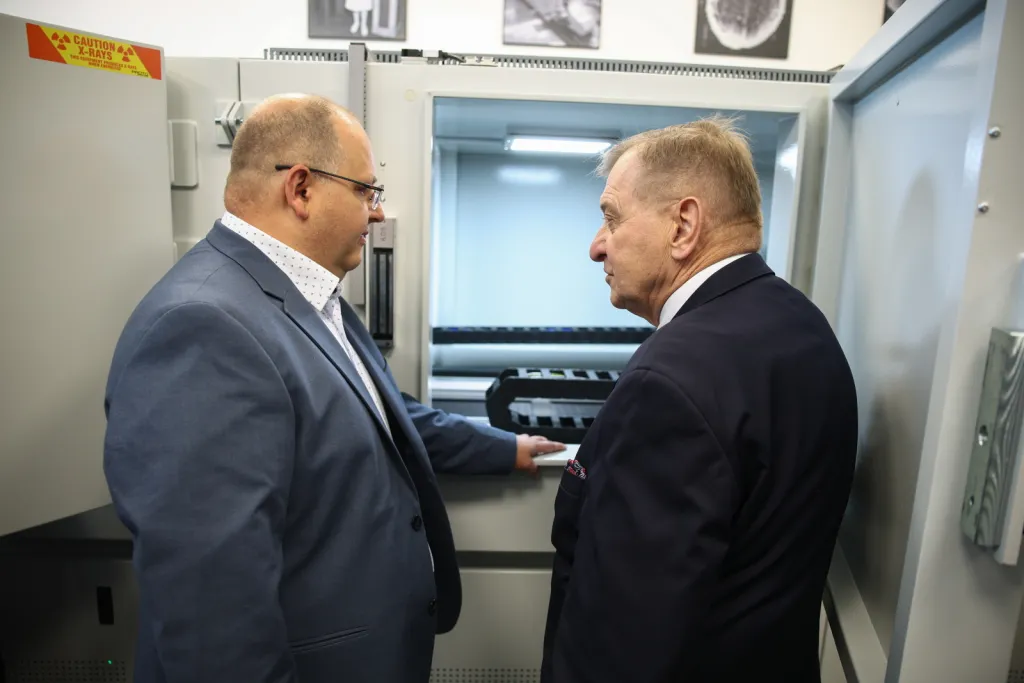 Kraków, 29.05.2026. Rektor AGH prof. dr hab. inż. Jerzy Lis (P) oraz kierujący pracami laboratorium dr hab. inż. Sebastian Wroński (L) z Katedry Fizyki Materii Skondensowanej WFiIS podczas otwarcia Laboratorium Zaawansowanych Technik Rentgenowskich na Wydziale Fizyki i Informatyki Stosowanej AGH w Krakowie, 29 bm. Nowe laboratorium oferuje dostęp do wiązki promieniowania rentgenowskiego o parametrach dostępnych dotychczas przede wszystkim w wyspecjalizowanych ośrodkach synchrotronowych. (jm) PAP/Łukasz Gągulski