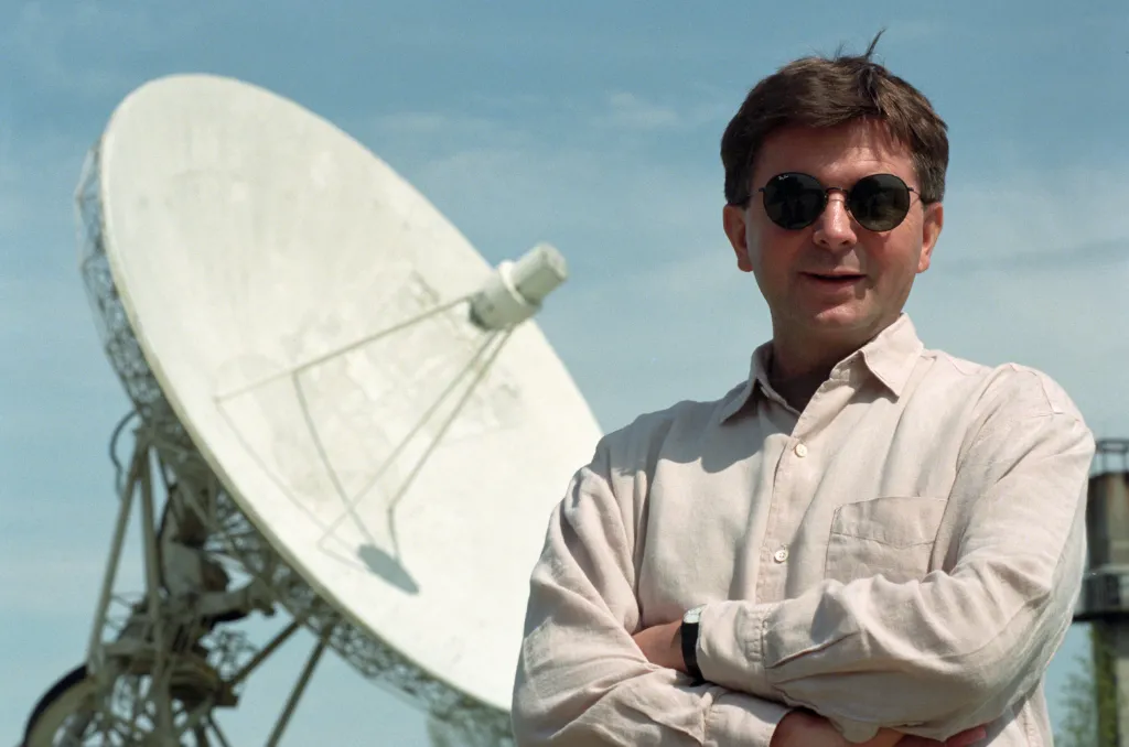  06.05.1994. Odkrywca planet poza Układem Słonecznym, radioastronom i astrofizyk Aleksander Wolszczan w Centrum Astronomii Uniwersytetu Mikołaja Kopernika k. Torunia. W głębi radioteleskop. gr PAP/Wojciech Szabelski