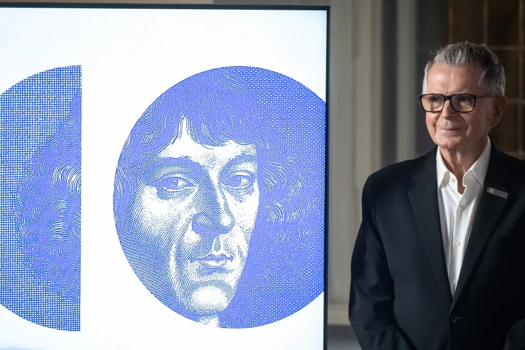 Toruń, 06.12.2024. Odkrywca pierwszych planet pozasłonecznych, astronom i astrofizyk, prof. dr hab. Aleksander Wolszczan podczas debaty kopernikańskiej "Od Kopernika do kwantowej grawitacji", 6 bm. w Muzeum Okręgowym w Toruniu. (sko) PAP/Tytus Żmijewski