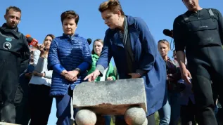 Minister kultury Małgorzata Omilanowska (C-P) i prezydent Warszawy Hanna Gronkiewicz-Waltz (C-L) odwiedziły miejsce pracy archeologów na 517 km Wisły. Podczas badań archeologicznych brzegów stołecznej Wisły, prowadzonych w związku z niskim stanem wody, odnaleziono m.in. zabytki z XVII w. pochodzące z zatopionej w Wiśle szkuty. Fot. PAP/ Jacek Turczyk 03.09.2015