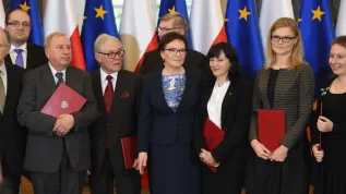 Premier Ewa Kopacz (C) z laureatami nagrody pozuje do zdjęcia. Premier Ewa Kopacz wręczyła podczas uroczystości w KPRM doroczne Nagrody Prezesa Rady Ministrów przyznawane m.in. za wybitny dorobek naukowy lub artystyczny. Fot. PAP/ Radek Pietruszka 05.11.2015.