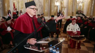 Prof. Witold Rużyłło (L) przemawia po otrzymaniu tytułu doktora honoris causa podczas uroczystego posiedzenia Senatu Warszawskiego Uniwersytetu Medycznego na Zamku Królewskim w Warszawie. Fot. PAP/ Tomasz Gzell 28.06.2017 