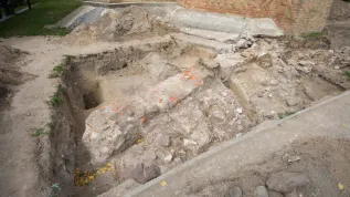 Archeologowie zaprezentowali odkryty w trakcie prac w ramach projektu "Ekspedycja Palatium. Gniezno 2019" fragment przedromańskiej budowli znajdującej się przy Kościele Św. Jerzego na Górze Lecha w Gnieźnie. Fot. PAP/Jakub Kaczmarczyk 17.09.2019