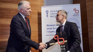 Wicepremier, minister nauki i szkolnictwa wyższego Jarosław Gowin (L) wręcza status "Uczelni Badawczej" rektorowi Gdańskiego Uniwersytetu Medycznego prof. Marcinowi Gruchale (P) podczas konferencji prasowej w Centrum Medycyny Nieinwazyjnej w Gdańsku. Fot. PAP/ Adam Warżawa 29.01.2020