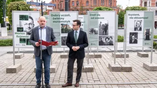 11.05.2022. Dr Robert Gawłowski (2L) i marszałek województwa kujawsko-pomorskiego Piotr Całbecki (L) na otwarciu wystawy poświęconej Marianowi Rejewskiemu na placu przed Urzędem Marszałkowskim w Toruniu, 11 bm. Ekspozycję przygotowało Oddziałowe Biuro Edukacji Narodowej Delegatury IPN w Bydgoszczy. Po otwarciu wystawy odbyło się spotkanie autorskie z dr Gawłowskim, autorem biografii Mariana Rejewskiego „Jestem tym, który rozszyfrował Enigmę. Nieznana historia Mariana Rejewskiego”.  PAP/Tytus Żmijewski