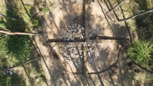 Zdjęcie z drona ukazujące konstrukcję kurhanu. Fot. A. Telążka