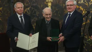 12.12.2022. Wicemarszałek Województwa Małopolskiego Józef Gawron(P), zastępca prezydenta Krakowa Jerzy Muzyk (L) i ks. prof. Michał Heller (C) podczas wręczenia mu Nagrody Polskiej Akademii Umiejętności im. Erazma i Anny Jerzmanowskich na Zamku na Wawelu w Krakowie.  PAP/Łukasz Gągulski