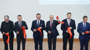 01.06.2023. Minister edukacji i nauki Przemysław Czarnek (2P), rektor Akademii Piotrkowskiej Dariusz Rogut (P), poseł PiS Antoni Macierewicz (3P), minister rolnictwa Robert Telus (3L) i bp Semko Koroza (L) podczas uroczystego otwarcia Akademii Piotrkowskiej, 1 bm. Akademia Piotrkowska rozpoczęła działalność jako samodzielna uczelnia. Zastąpi dotychczasową filię kieleckiego Uniwersytetu Jana Kochanowskiego z siedzibą w Piotrkowie. PAP/Marian Zubrzycki