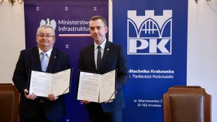 11.10.2023. Minister infrastruktury Andrzej Adamczyk (L) i rektor Politechniki Krakowskiej prof. dr hab. inż. Andrzej Szarata (P) podczas uroczystości podpisania listu intencyjnego, w sprawie współpracy w zakresie promowania koncepcji Planów Zrównoważonej Mobilności Miejskiej pomiędzy Ministrem Infrastruktury a Politechniką Krakowską.  PAP/Art Service