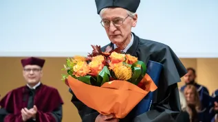 20.10.2023. Światowej sławy autorytet w dziedzinie chirurgii onkologicznej prof. Jan van Lanschot (C) otrzymał tytuł doktora honoris causa Uniwersytetu Medycznego podczas uroczystości w siedzibie uczelni w Lublinie. PAP/Wojtek Jargiło