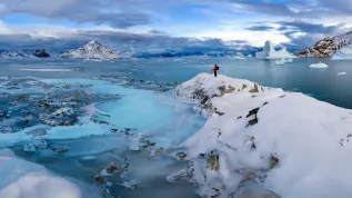 Częściowo zamarznięte morze i lodowce w Hurry Inlet, Scoresbysund, wschodnie wybrzeże Grenlandii, Adobe Stock