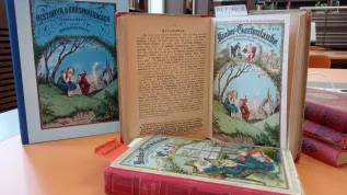 Najważniejszy numer „Kinder-Gartenlaube”, którego ilustracja okładkowa stała się podstawą dla okładki wydania Arcta, zestawiona z reprintem „O krasnoludkach...” z 2016 roku.
