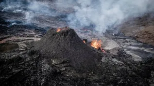 Erupcja szczelinowa na górze Fagradalsfjall w pobliżu miejscowości Grindavik, półwysep Reykjanes, ISlandia; Adobe Stock