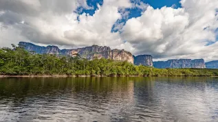 Góry i kaniony w Parku Narodowym Canaima w Wenezueli, Adobe Stock